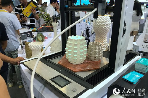 高新技术产品抢眼亮相厦洽会 博饼机器人引市民围观