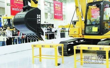 工程机械耍杂技 观众惊叹_厦门网